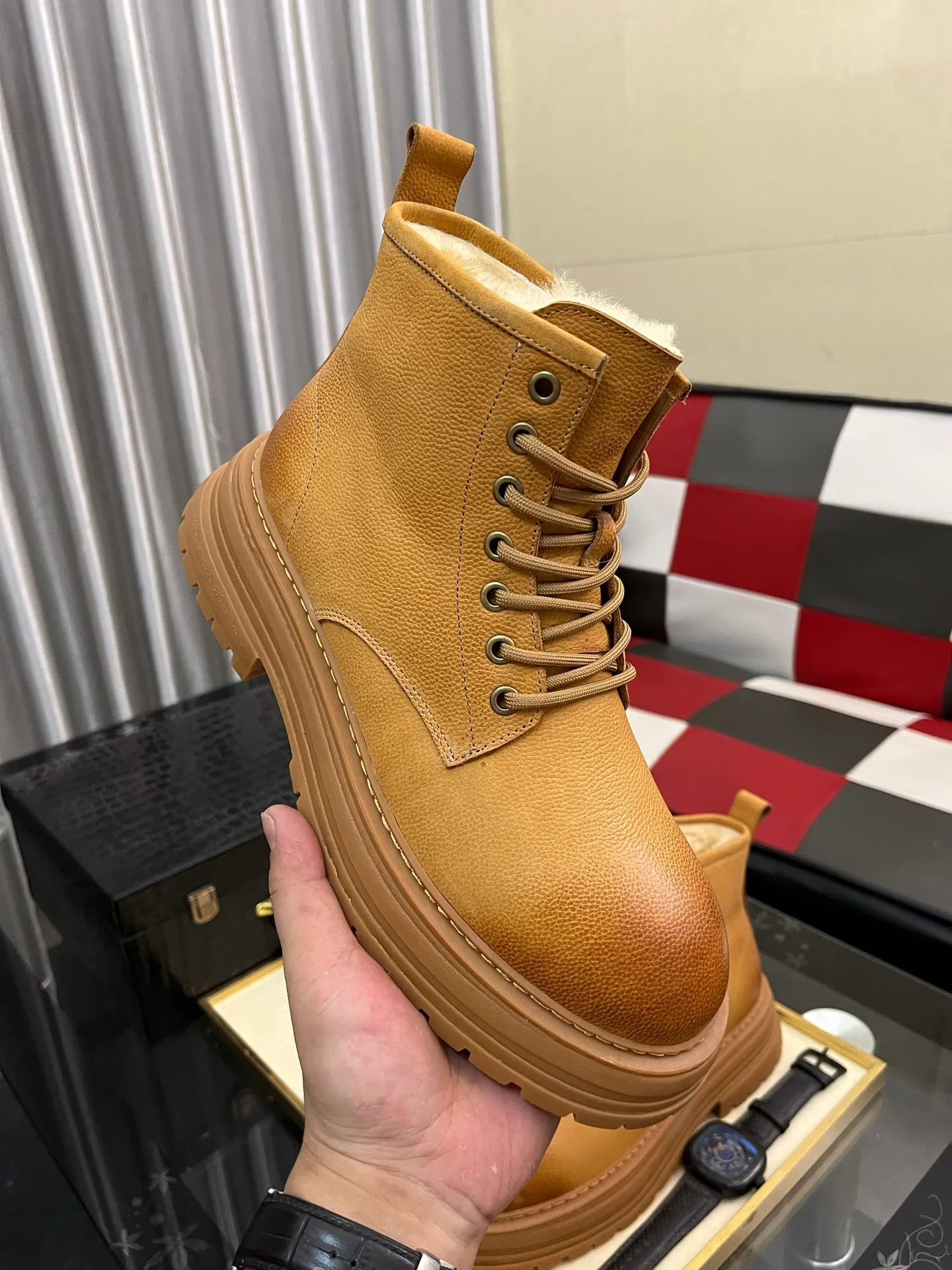 Men's Men's Shoes 💰660⌚️⌚️New UGG fur-integrated men's simple and fashionable snow shoes. The most worth buying at the end of this year are warm casual shoes. Whether you are out and about at home, their comfortable and warm performance will be your most suitable fashion companion! The material is cowhide upper and imported wool is used inside. Two layers of cowhide for warmth and comfort! The eva+ rubber patch outsole is cushioned, wear-resistant, and has good elasticity. It is light and wear-resistant, comfortable and soft, and the new simple cut is more fashionable. It has both practicality and fashion sense, so you no longer have to worry about how to match it in winter, while still maintaining fashionable taste. High-quality genuine wool produced in Dongguan. The material depends on the details! Size: 38-39-40-41-42-43-44-45